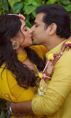 इन टीवी सितारों ने खुल्लम-खुल्ला किया था किस