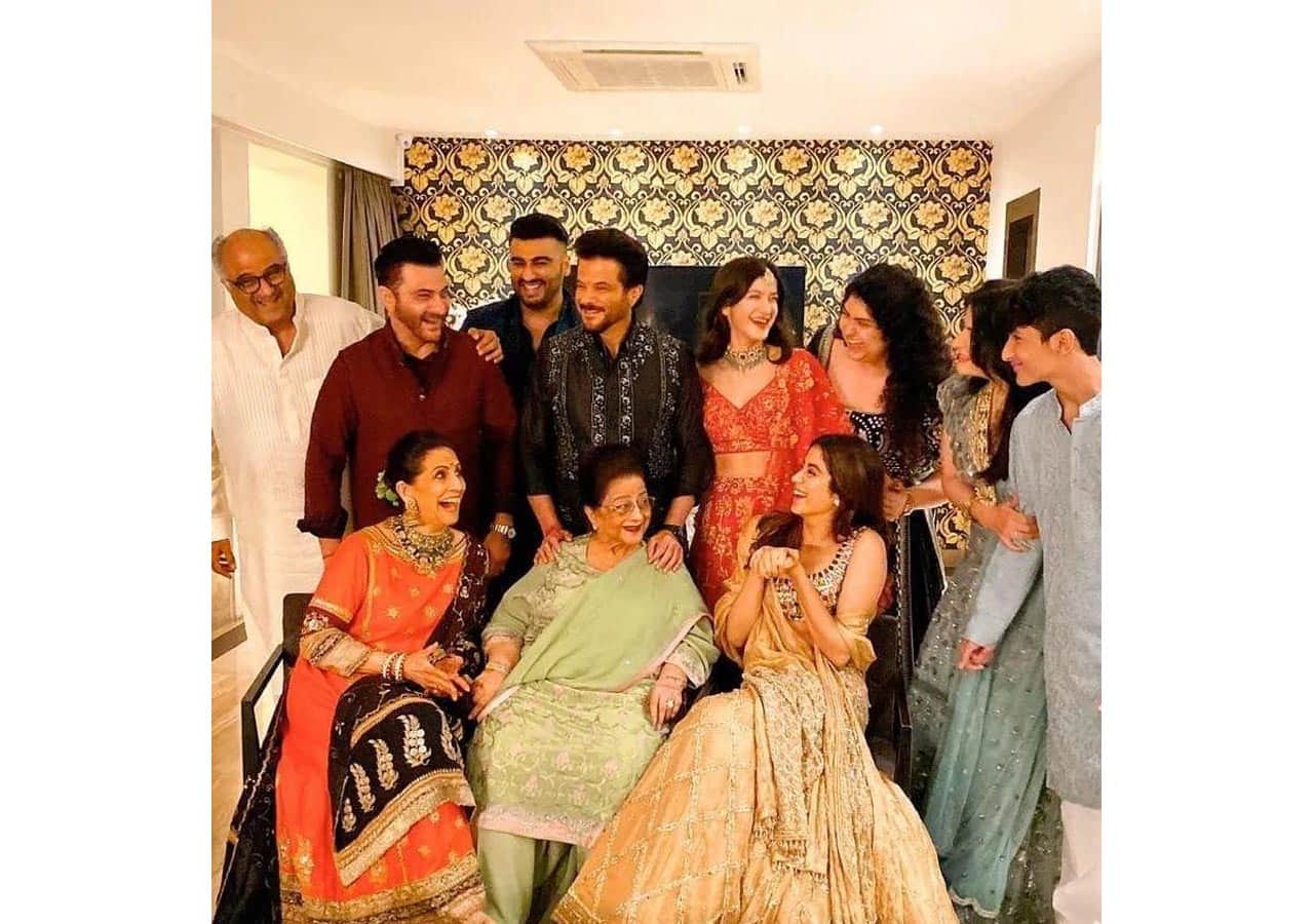 Janhvi Kapoor and her big fat Kapoor family picture is all LOVE