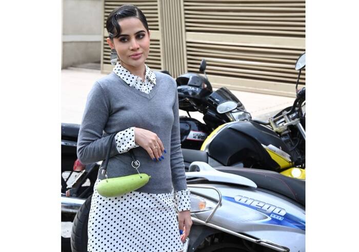 उर्फी जावेद ने लिया लौकी वाला पर्स