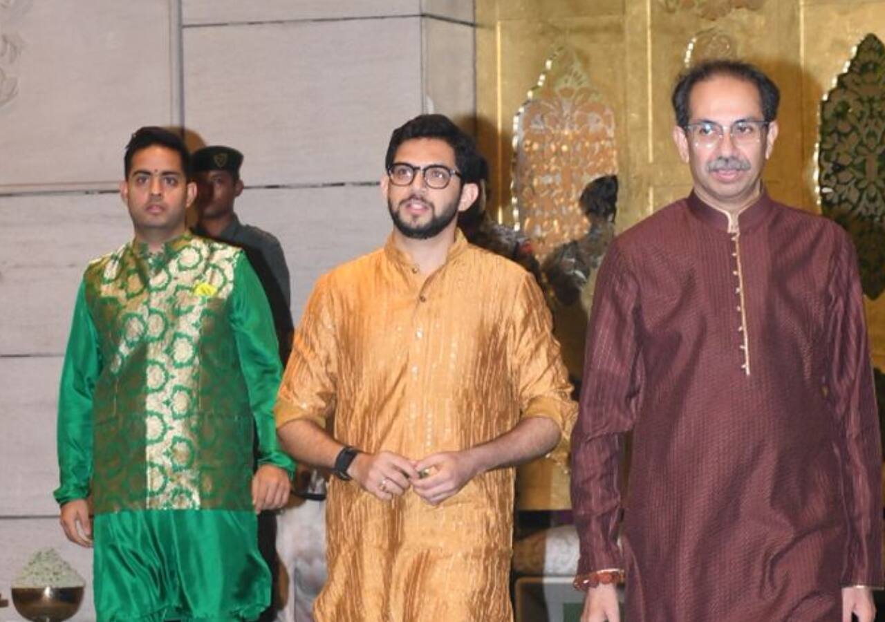 Politicians arrive to bless the couple