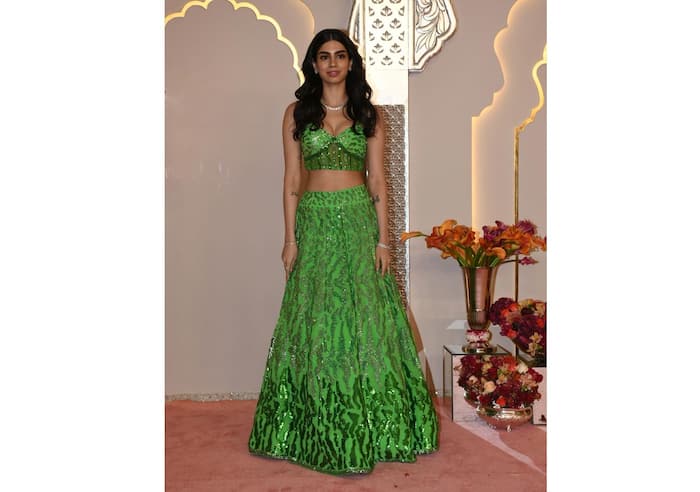 Khushi Kapoor looks PHAT