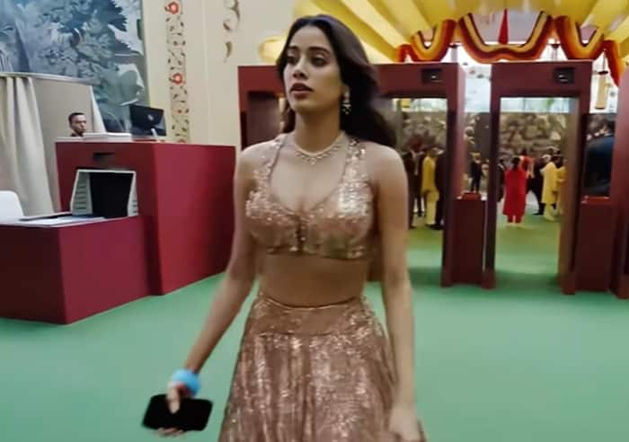 Janhvi Kapoor looks HOT!