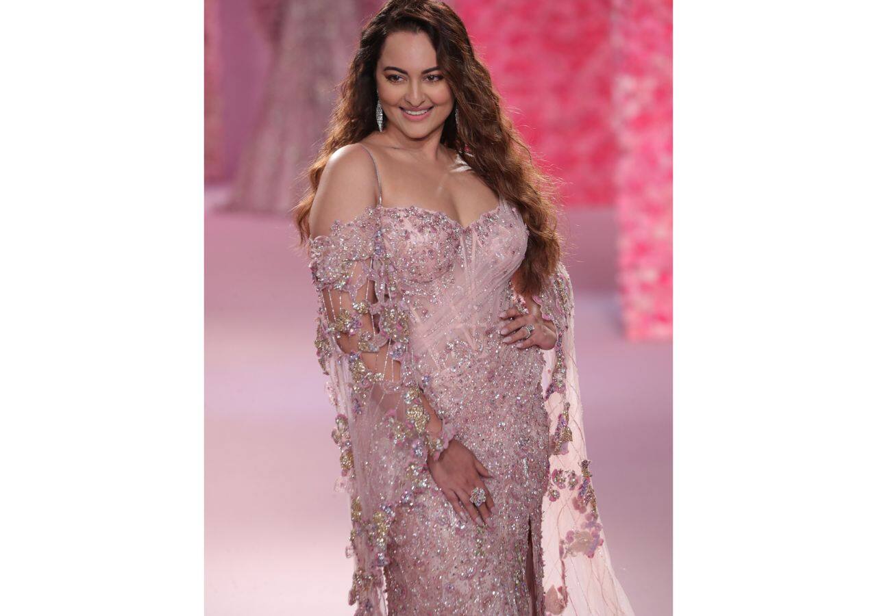 सोनाक्षी सिन्हा की अदाओं ने खींचा ध्यान