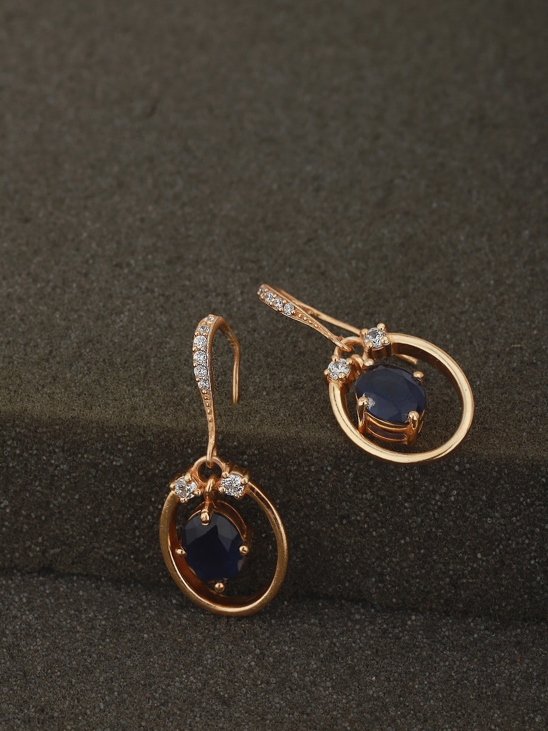 Boucles d'oreilles pendantes ovales serties de pierres bleu marine Carlton London