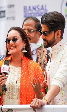 इंडिया डे परेड में शामिल हुए न्यूली वेड कपल सोनाक्षी-जहीर