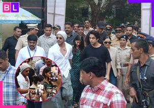 Suhana और Aryan संग वोट डालने पहुंचे Shah Rukh Khan, भीड़ ने कर दिया ऐसा हाल