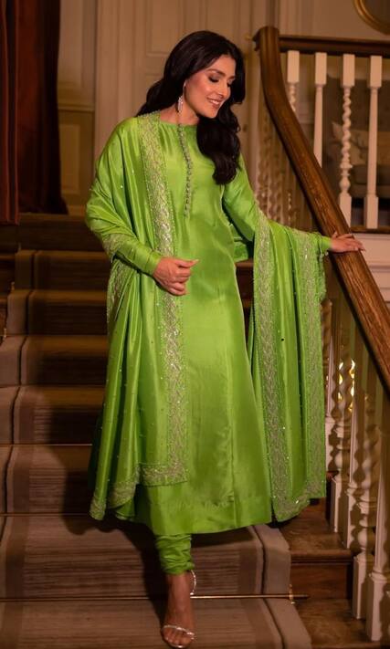 ayeza khan black dress Ayeza Khan - Black Linen Koti, Long Shirt, Trouser and Dupatta set main image 1