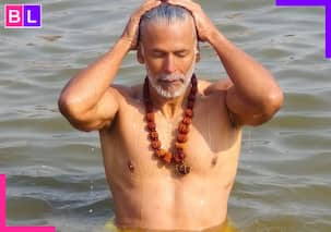 Mahakumbh: पीली धोती, गले में रुद्राक्ष और पत्नी का हाथ... Milind Soman ने कुछ यूं लगाई आस्था की डुबकी, वायरल हो रही Photos