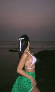 बैकलेस टॉप में इस एक्ट्रेस ने गिराई हुस्न की बिजलियां, वायरल हुआ वीडियो