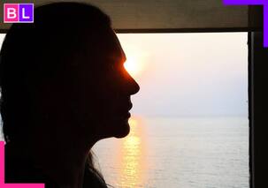 शरीर पर पेंट लगाकर करवाया न्यूड फोटोशूट, पिता संग Lip lock करके मचाया तहलका; इस हसीना की हरकतों को देख फूटा गुस्सा