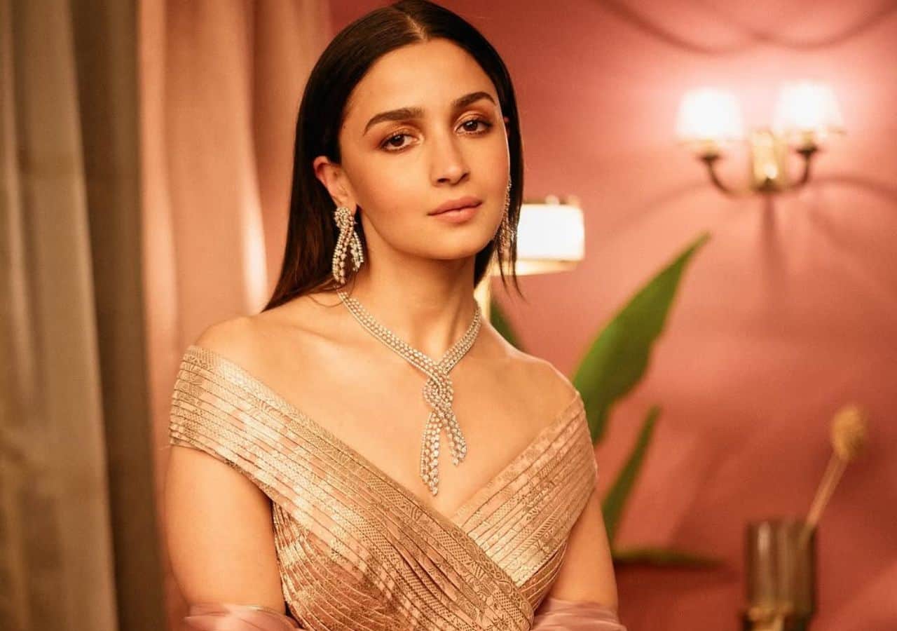alia bhatt golden dress Alia Bhatt in Anushka Khanna main image 1