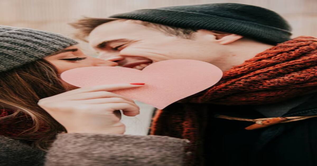 Hug Day 2025: Romantic Ideas to Surprise Your Partner Hug Day 2025: Romantic Ideas to Surprise Your Partner