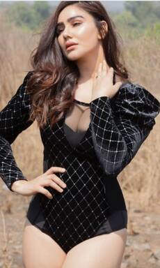 वेस्टर्न हो या ट्रेडिशनल हर लुक से कहर ढा रही हैं कंगना शर्मा, लुक्स पर थमीं...