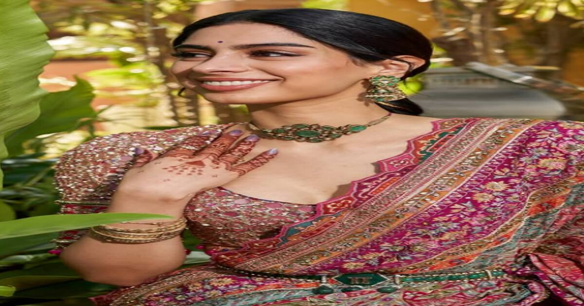 Elegant Blouse Designs To Slay In Sarees!