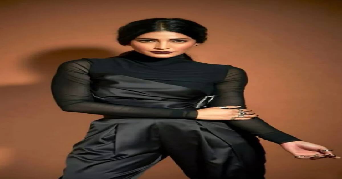 Top 10 black outfits in which Shruti Haasan stuns Top 10 black outfits in which Shruti Haasan stuns