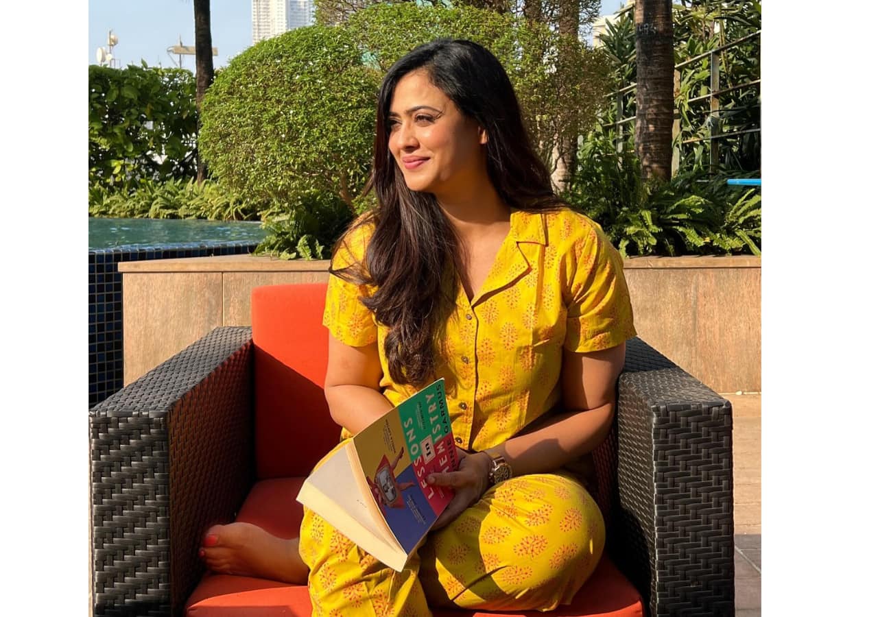 Shweta Tiwari Looks Beautiful In Yellow Outfit photos Viral On internet ...