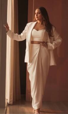 शादी-पार्टी में दिखाना है हुश्न का जलवा? परफेक्ट है सोनाक्षी सिन्हा के ये...