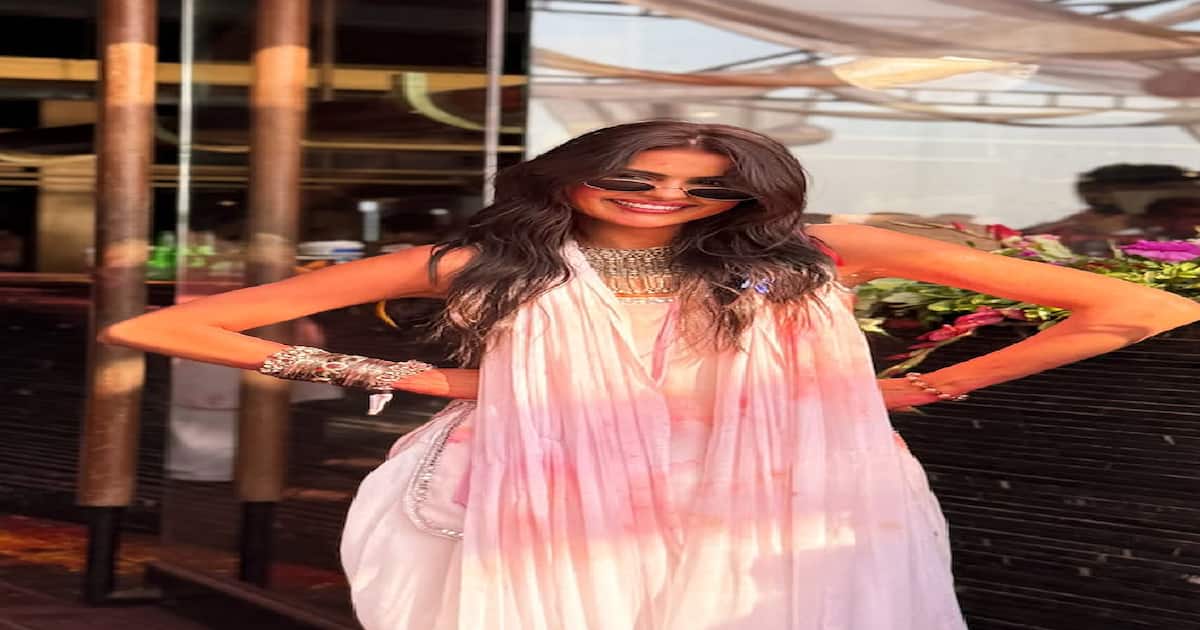 Priyanka Chahar Choudhar celebrates Holi with vibrant colors Priyanka Chahar Choudhar celebrates Holi with vibrant colors