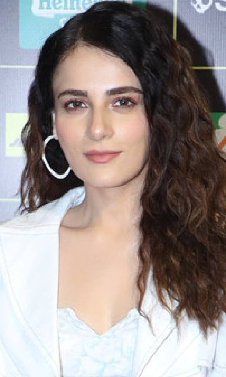 Anita Hassanandani Career: TV Breakthrough: Role as Shagun in Yeh Hai  Mohabbatein and Vishakha in Naagin 3[^1]. Films: Appeared in Bollywood  (Ragini MMS 2) and South Indian films[^1]. Earnings: Charges ₹50,000 per, image size:768x1280