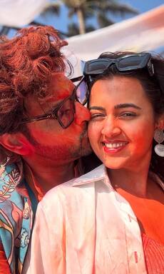 होली पर तेजस्वी प्रकाश पर प्यार लुटाते दिखे करण कुंद्रा, मौका पाते ही किया...