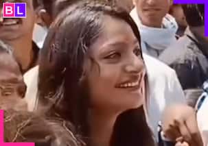 गांव पहुंची Monalisa की एक झलक पाने के लिए उमड़े लोग, वायरल गर्ल की पॉपुलैरिटी उड़ा देगी बॉलीवुड स्टार्स के होश- Video