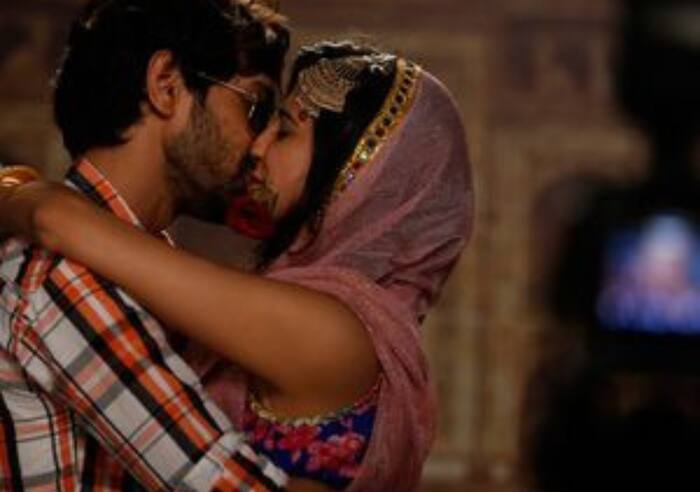 Aahana Kumra Intimate Scenes in Lipstick Under My Burkha Movie