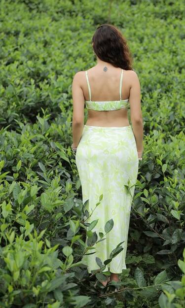 चाय के खेतों में हुस्न का जलवा! वायरल हुई इस हसीना की तस्वीरें, फैंस ने पूछा ये खास सवाल