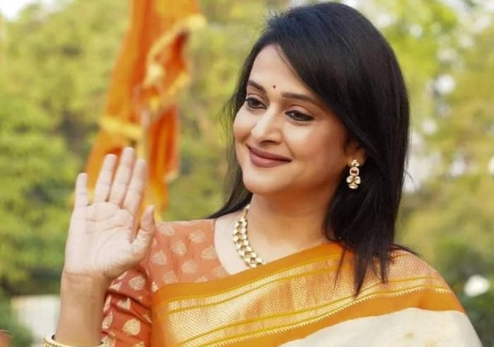 Mrinal Kulkarni as Marathi Actress