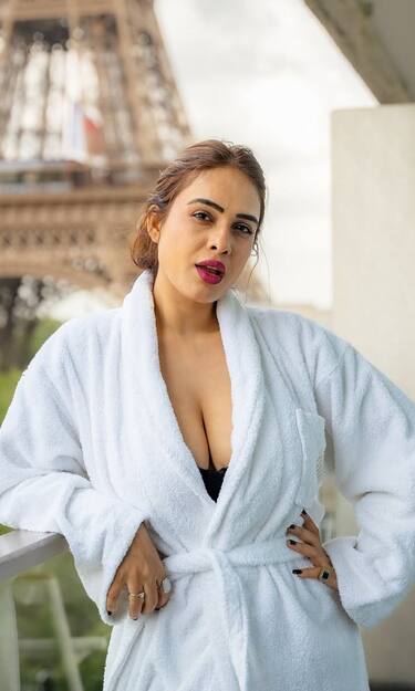 बोल्डनेस की हद पार! नेहा मलिक ने एफिल टावर के सामने बाथरोब में दिए आग लगाते पोज