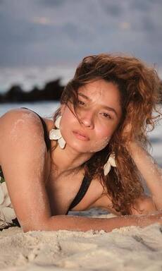 समंदर किनारे अंकिता लोखंडे ने गिराई हुस्न की बिजलियां, बदन पर रेत लपेटकर दिया...