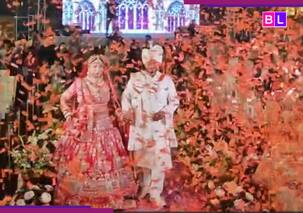 हाथों में हाथ और फूलों की बरसात, बॉलीवुड गाने पर दुल्हा-दुल्हन ने यूं मारी ग्रैंड एंट्री, Video देख लोग बोले- 'बिल्कुल सपने...'