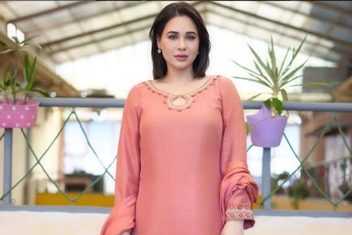 हिट फिल्मों की 'रानी' हैं मैंडी ठक्कर