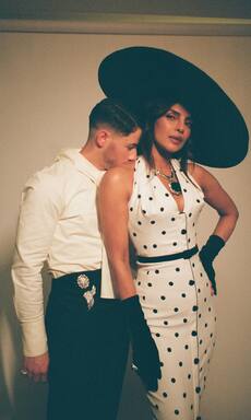 शॉर्ट ड्रेस पहन पति की बाहों में रोमांटिक हुईं प्रियंका चोपड़ा