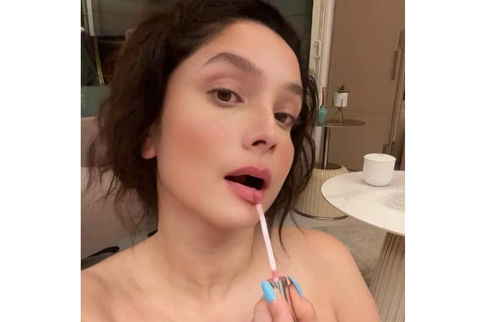 मेकअप करती नजर आईं अंकिता लोखंडे