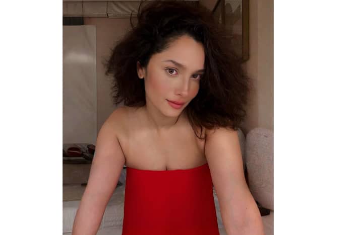 ऑफ शॉल्डर ड्रेस पहनकर अंकिता लोखंडे ने दिए पोज