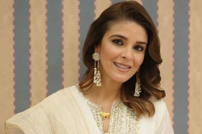 काले दुपट्टे वाली वो हीरोइन...जिसने सैफ-अक्षय संग किया रोमांस, फिर लकवे ने की जिंदगी तबाह; अब कहां है एक्ट्रेस? fallback