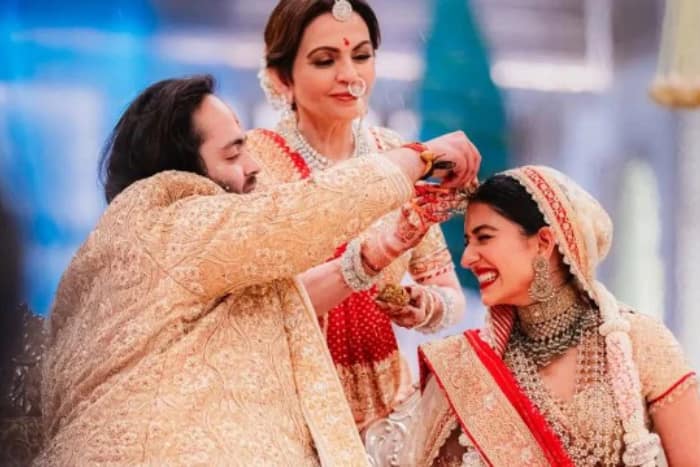 Anant Ambani with Radhika Merchant seek Nita Ambani's blessings