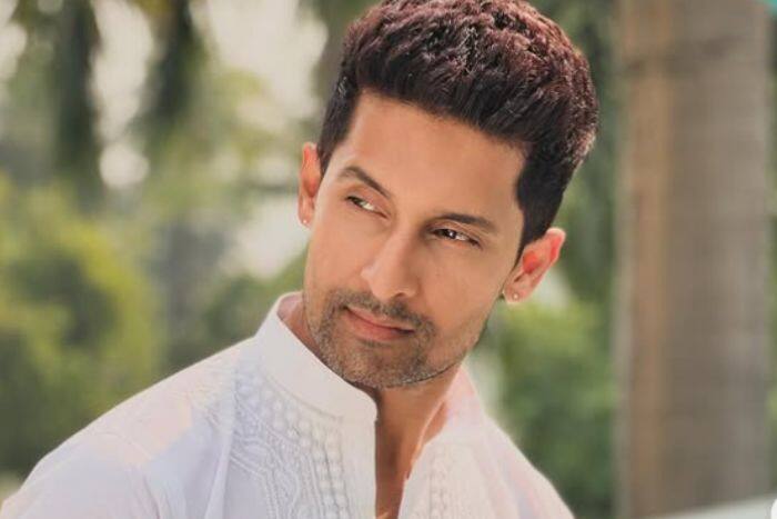 कौन हैं रवि दुबे?