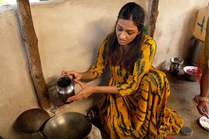 ऐश्वर्या खरे ने चूल्हे पर पकाया खाना