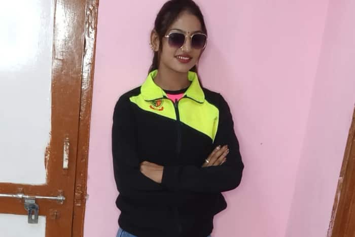 मोनालिसा की खूबसूरत आंखों ने खींचा ध्यान