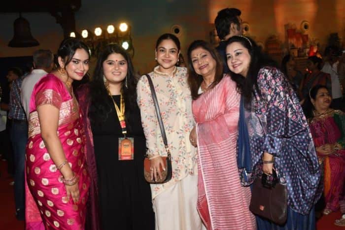 टीवी और फिल्मी सितारे भी हुए शामिल