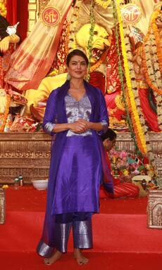 दुर्गा पंडाल में सलवार सूट पहन पहुंचीं प्रियंका चोपड़ा, 'देसी गर्ल' ने जीता दिल