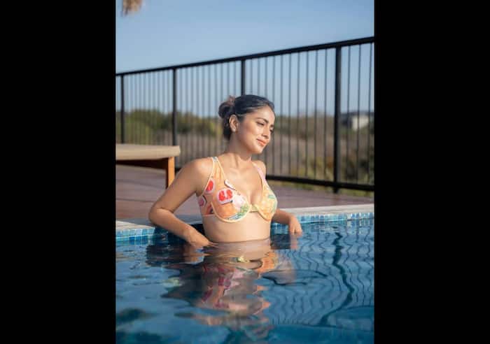 पिंक-ऑरेंज बिकिनी में एक्ट्रेस नें फ्लॉन्ट किया टोंड फिगर