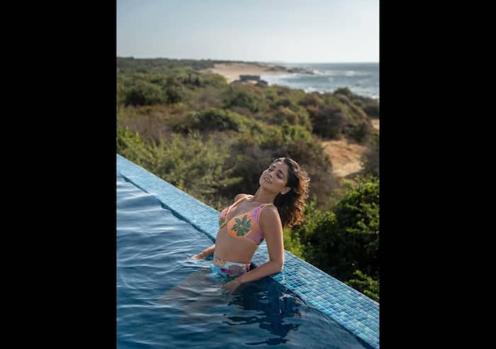 बिकिनी लुक से बढ़ीं धड़कनें