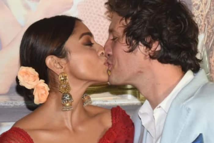वायरल होती हैं आंद्रेई कोस्चिव और श्रिया सरन की किसिंग फोटोज