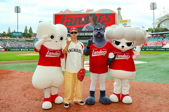 entertainment Choi Hyun-wook’s ceremonial first pitch entertainment Choi Hyun-wook’s ceremonial first pitch