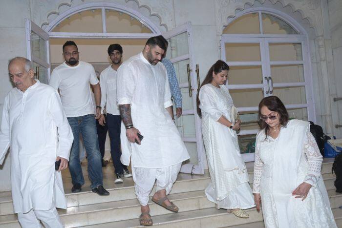 बेटे निकितन धीर और बहू कृतिका सेंगर ने नम आंखों से दी श्रद्धांजलि