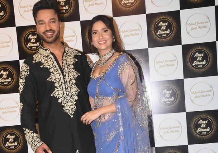 ब्लू साड़ी में अंकिता लोखंडे ने ढाया कहर