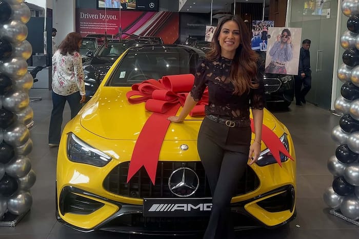 निया शर्मा ने कार में जमकर दिए पोज