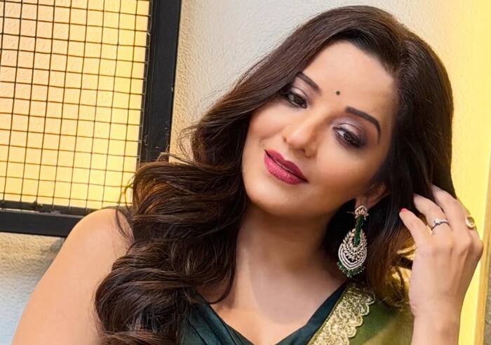 मोनालिसा ने फ्लॉन्ट किए इयररिंग